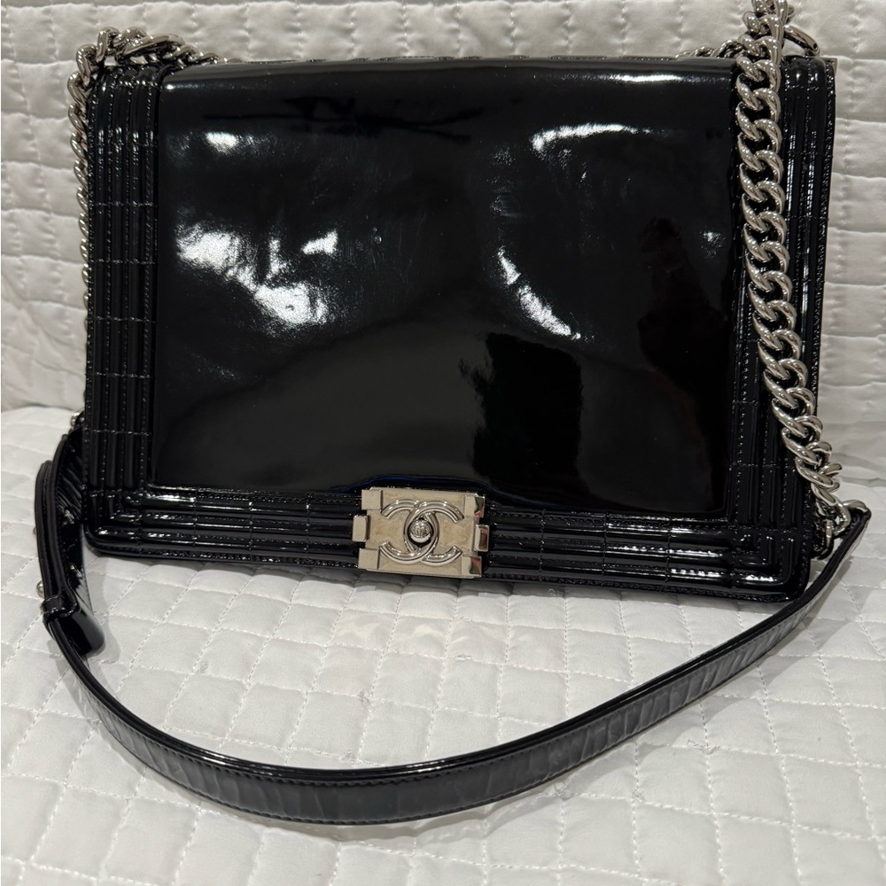 CHANEL black patent boy bag with silver hardware . - Picture 8 of 15